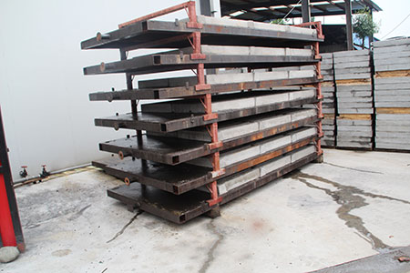 养猪场混凝土漏粪板放于钢架上推入养护室