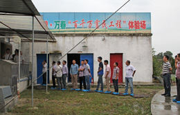 中粮集团饲料部门参观万春机械的试验猪场