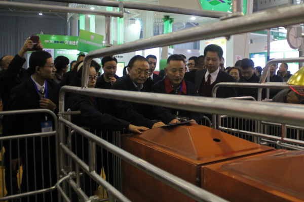 中国知名草根养猪人-熊凌在万春展位现场交流养猪心得